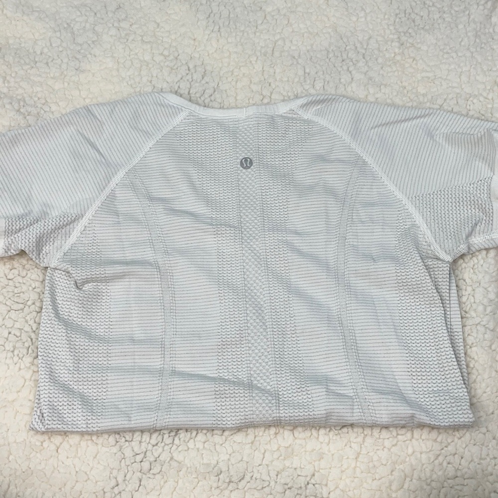 LULULEMON Swiftly Tech Short Sleeve 2.0 
City